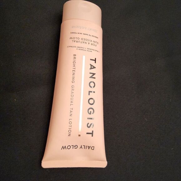TANOLOGIST DAILY GLOW BRIGHTENING GRADUAL TAN LOTION WITH VITAMIN C 8.45fl Oz - Picture 7 of 8